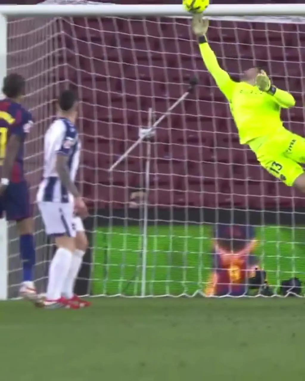 ویدئو: دبل سیو فوق‌العاده دروازه‌بان لوانته مقابل بارسلونا