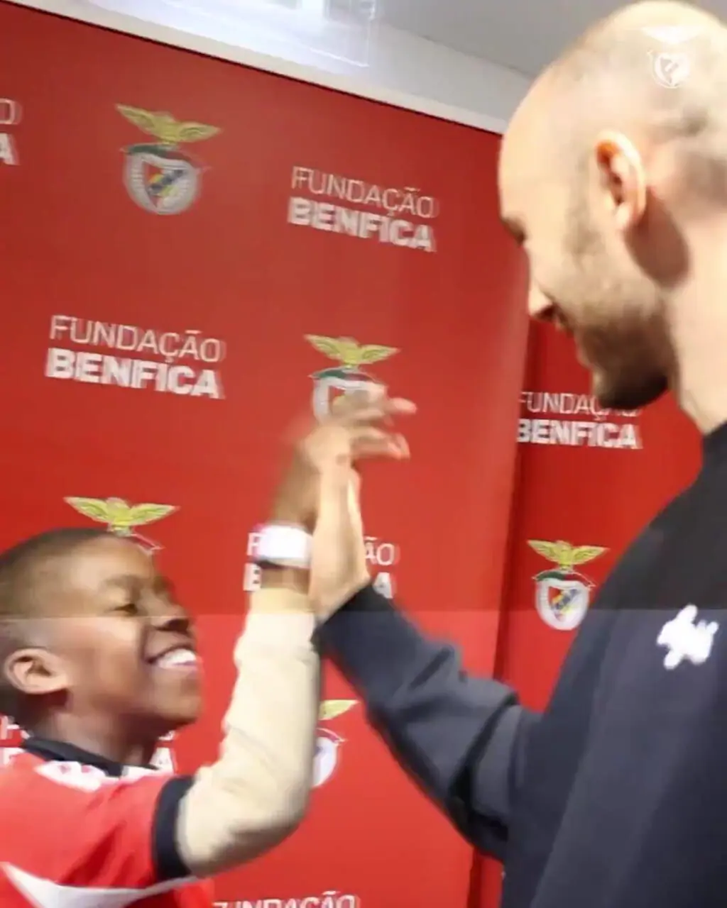 ویدئو: بنفیکا فرشته نجات ۹ ساله را به رختکن ستاره‌ها برد