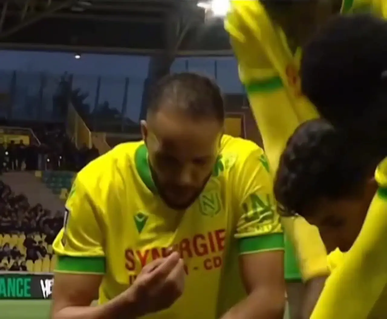 اقدام تحسین برانگیز دروازه بان تیم تانت برای کمک به افطار بازیکنان مسلمان