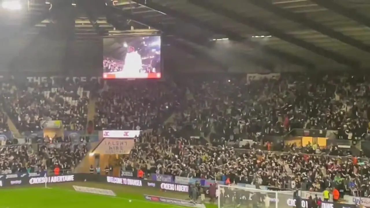 ویدئو: استقبال شدید هواداران سوانزی از رپر معروف