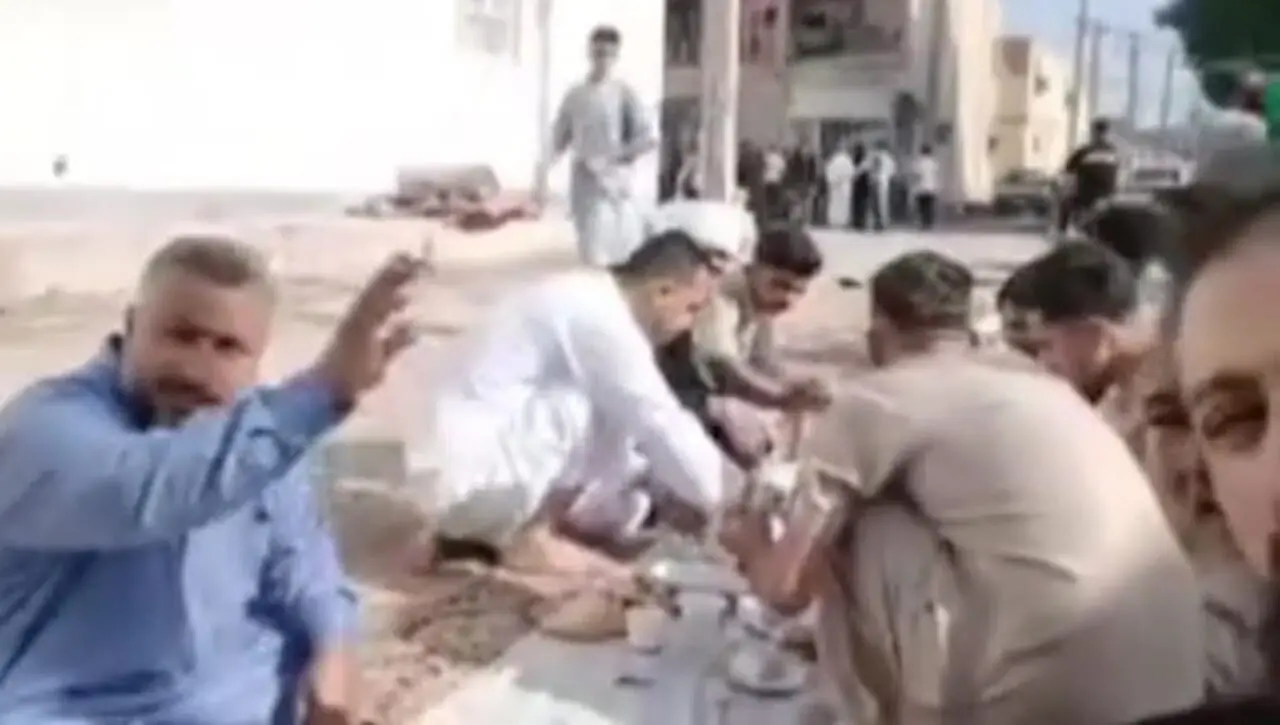 برپایی نماز عید فطر و سفرۀ صبحانه در کنار محل اصابت موشک