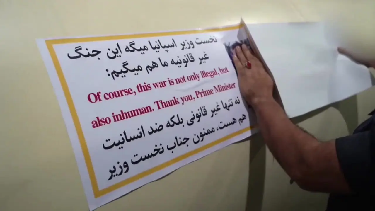 نصب برچسب‌ تشکر از پدرو سانچز نخست وزیر اسپانیا بر روی موشک بالستیک پیش از شلیک به سوی اسرائیل