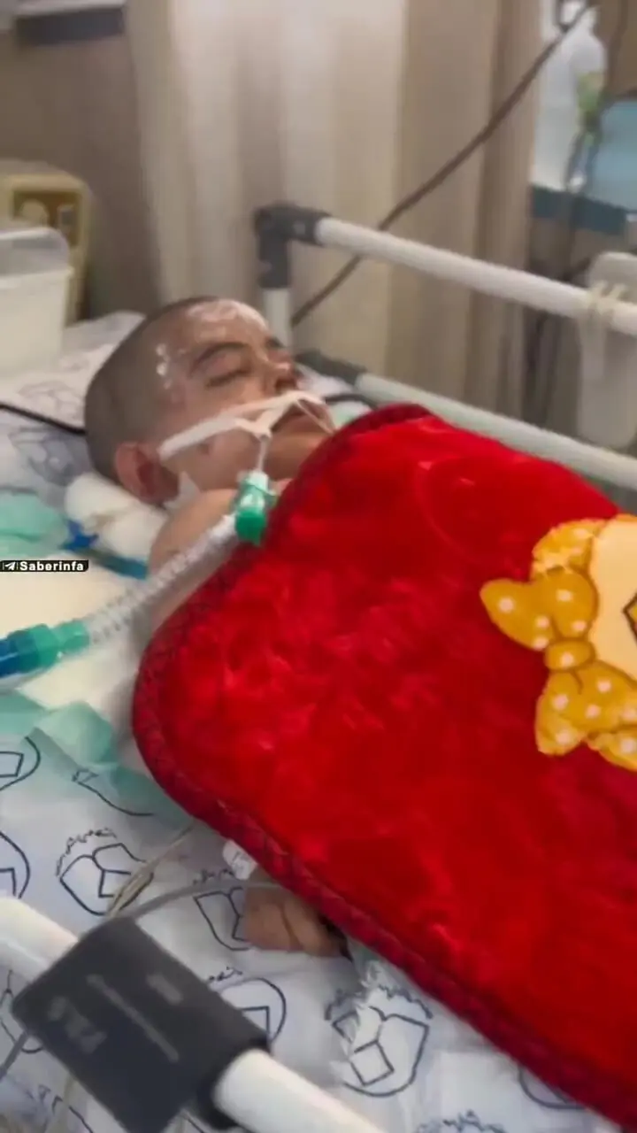 گریه خبرنگاران خارجی از دیدن وضعیت کودک ۲ ساله ای که در حمله به اصفهان تمام ۵ عضو خانواده خود را از دست داده است