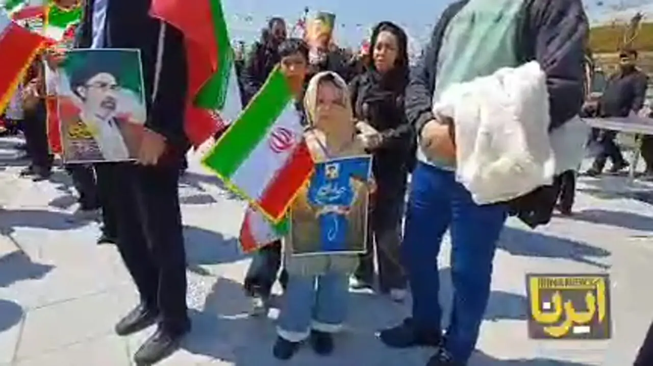 تجمع مردمی و آماده سازی برای مراسم به اهتزاز در آمدن پرچم جمهوری اسلامی ایران در باغ کتاب