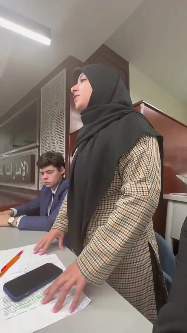 جواب قاطع دانشجوی دختر ایرانی به تاجر اماراتی در مورد خلیج فارس!