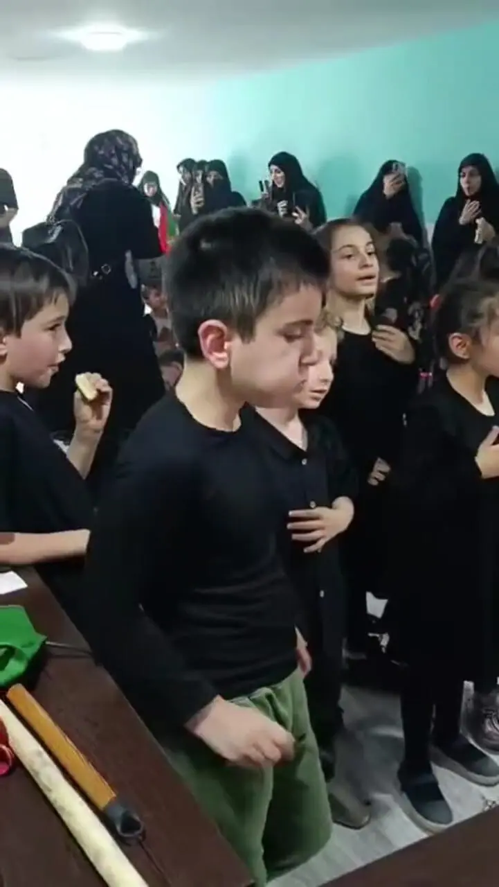هم‌نوایی کودکانه با صدای حاج محمود کریمی در عزای سالار شهیدان