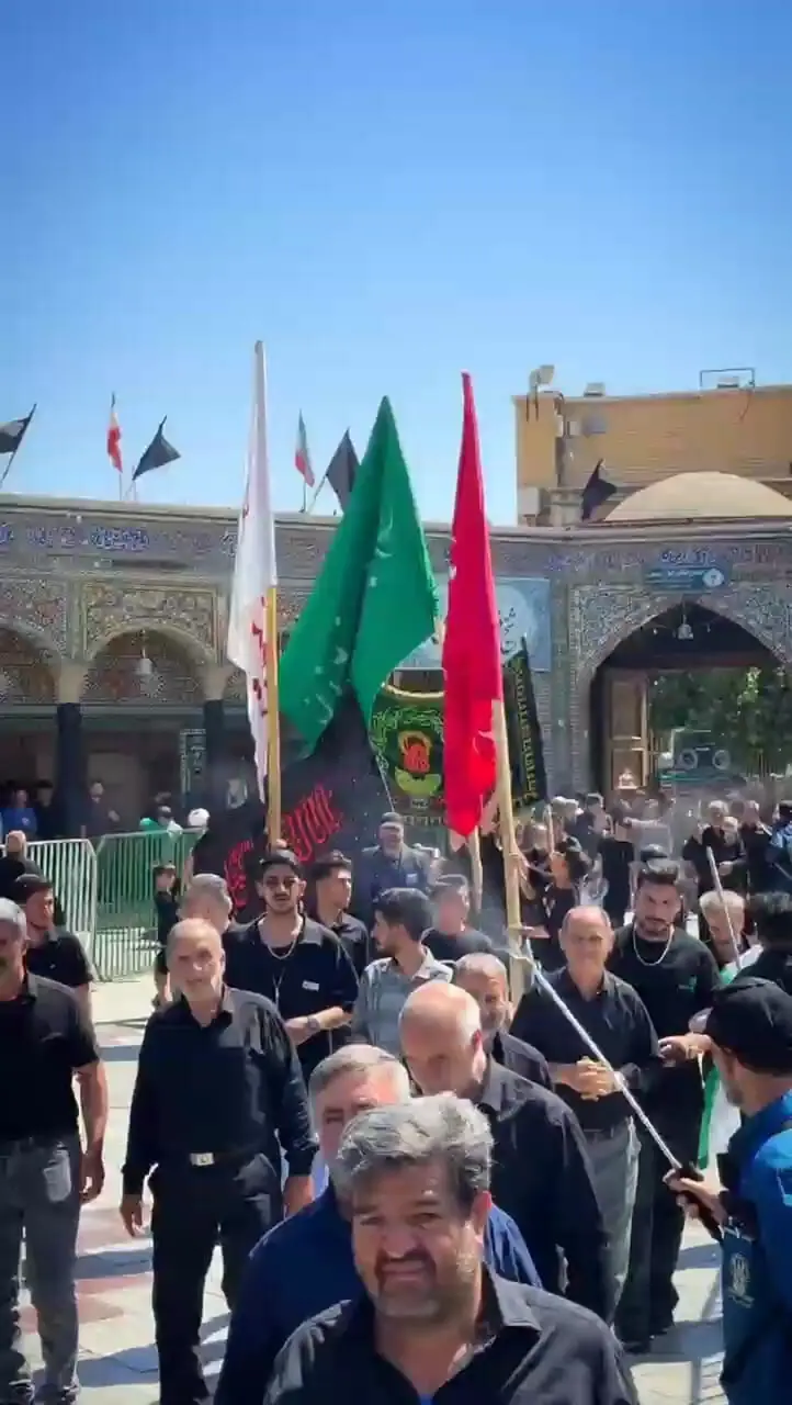 حال و هوای حرم مطهر بانوی کرامت با حضور دسته های عزاداری در روز عاشورای حسینی