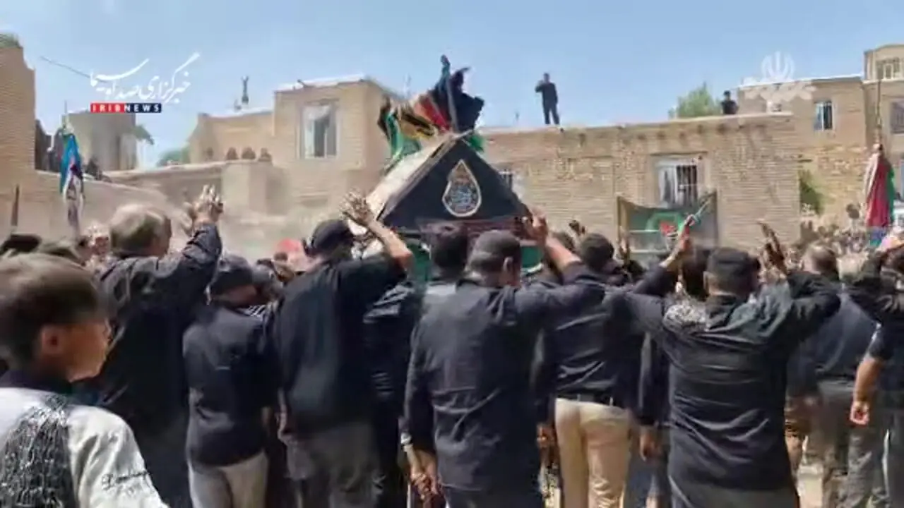 آیین نخل گردانی ظهر عاشورا در روستای تیران