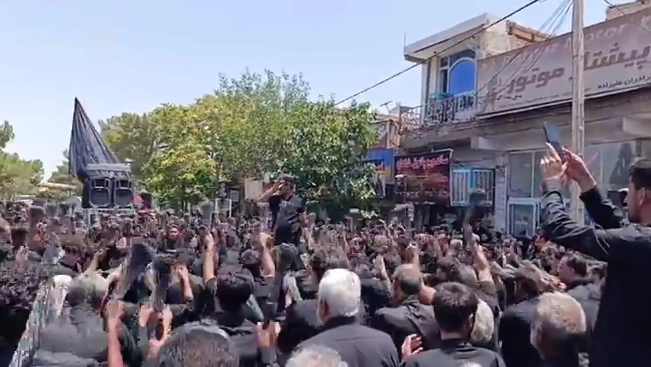 سوگ سرخ گناباد در روز عاشورا با یاد رهبر شهید