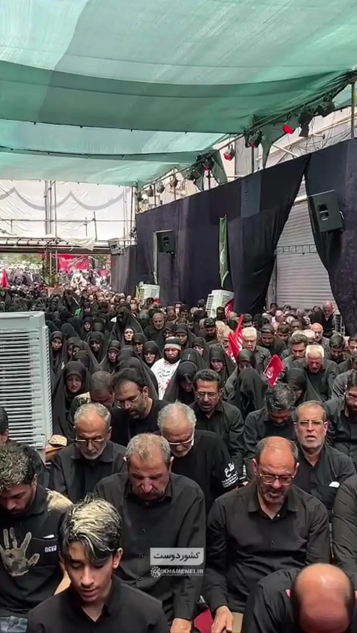 هم‌اکنون اقامه نماز جماعت ظهر عاشورا پس از پایان مراسم مقتل‌خوانی در جوار محل شهادت رهبر معظم انقلاب