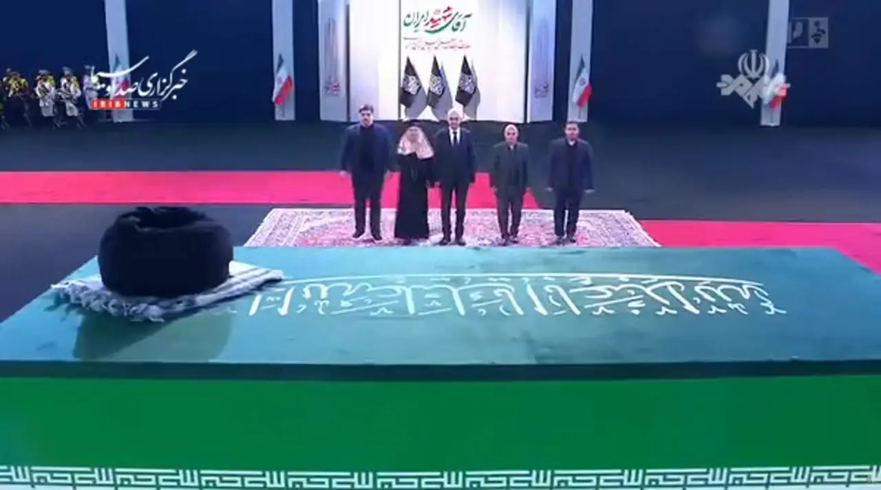 ادای احترام هیئتی از جمعیت اسلامی کشور بنگلادش به پیکر رهبر شهید انقلاب اسلامی