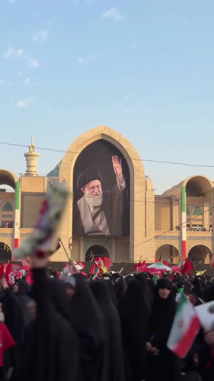 شعارها، اهتزاز پرچم ها، چشم های اشکبار مردم و نگاه آقای شهید