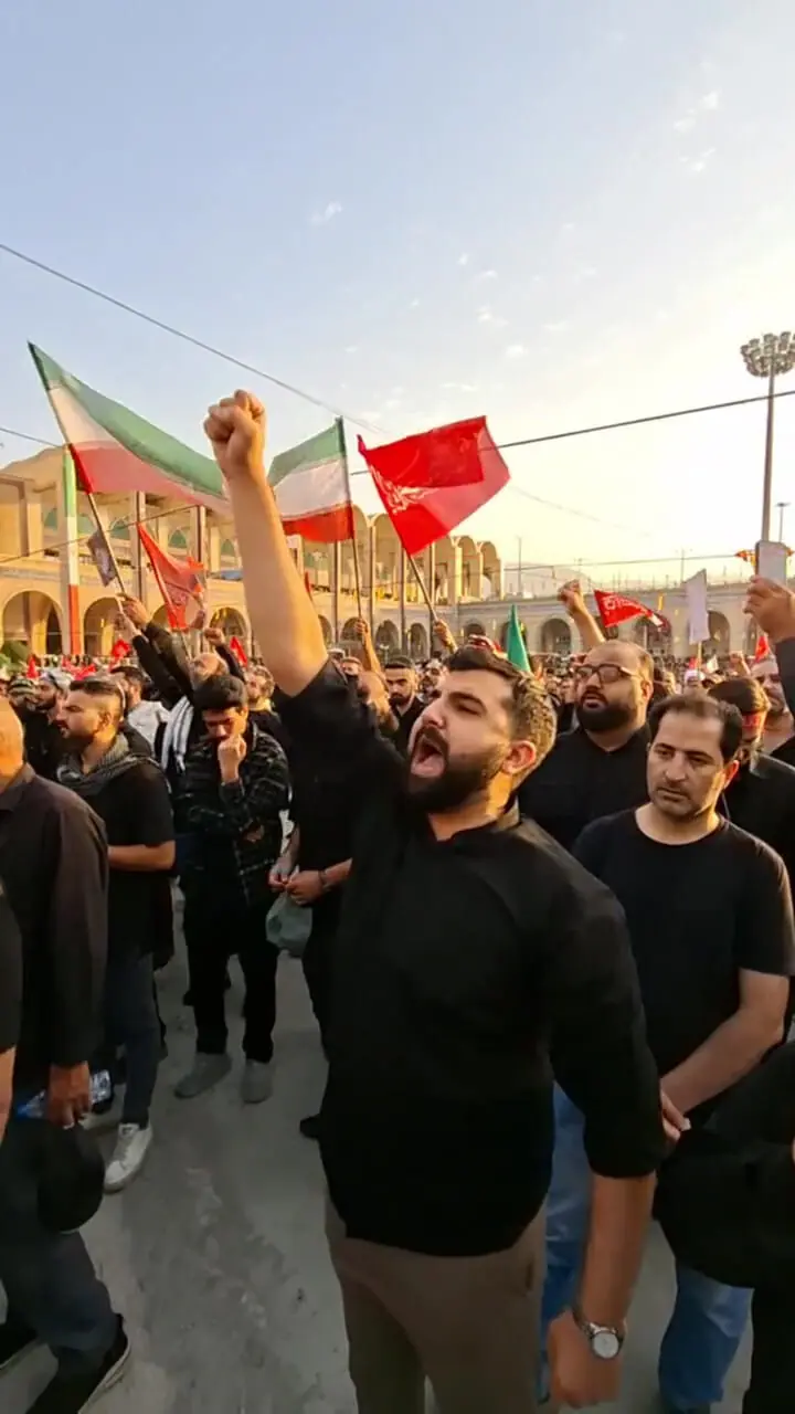 شعارهای «مرگ بر آمریکا»، «مرگ بر اسرائیل» مردم عزادار ایران در مصلی تهران برای وداع با آقای شهید ایران