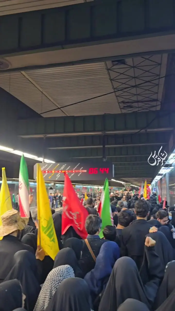 شعارهای «مرگ بر آمریکا» و «مرگ بر اسرائیل» مردم در در ایستگاه مترو مفتح