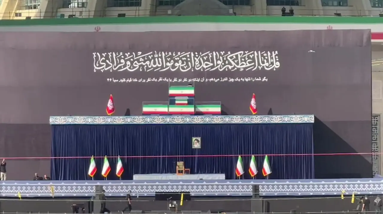 پیکر رهبر شهید انقلاب و خانواده ایشان همزمان با پخش فرازهایی از زیارت عاشورا با صدای ایشان رونمایی شد
