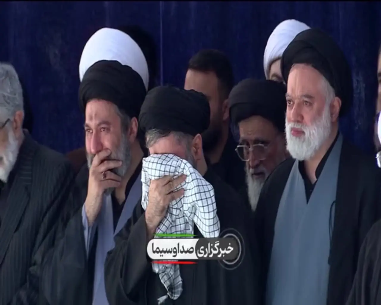 ورود پیکر مطهر رهبر شهید انقلاب به محل اقامه نماز