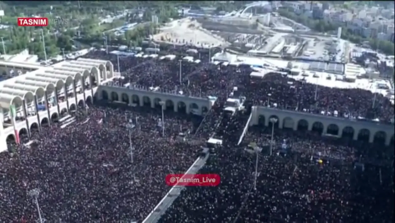 جمعیت انبوه نمازگزاران بر پیکر رهبر شهید انقلاب اسلامی