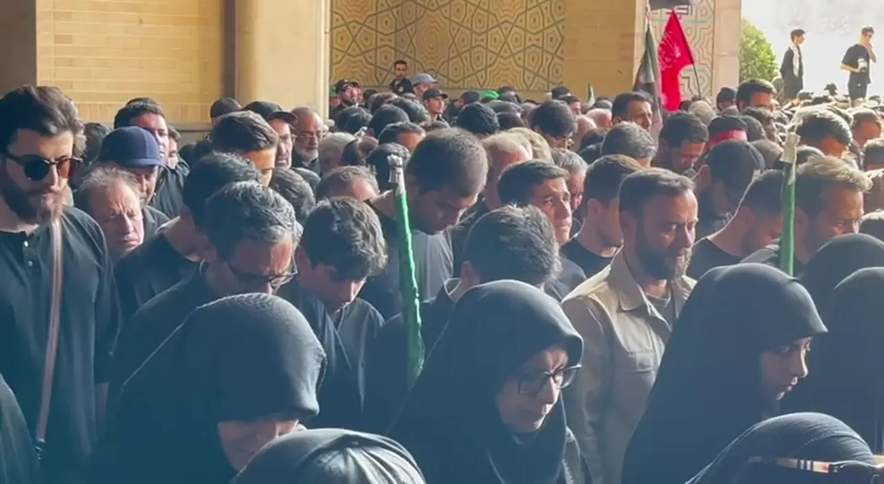نمایی دیگر از اقامه نماز بر پیکر رهبر شهید ایران