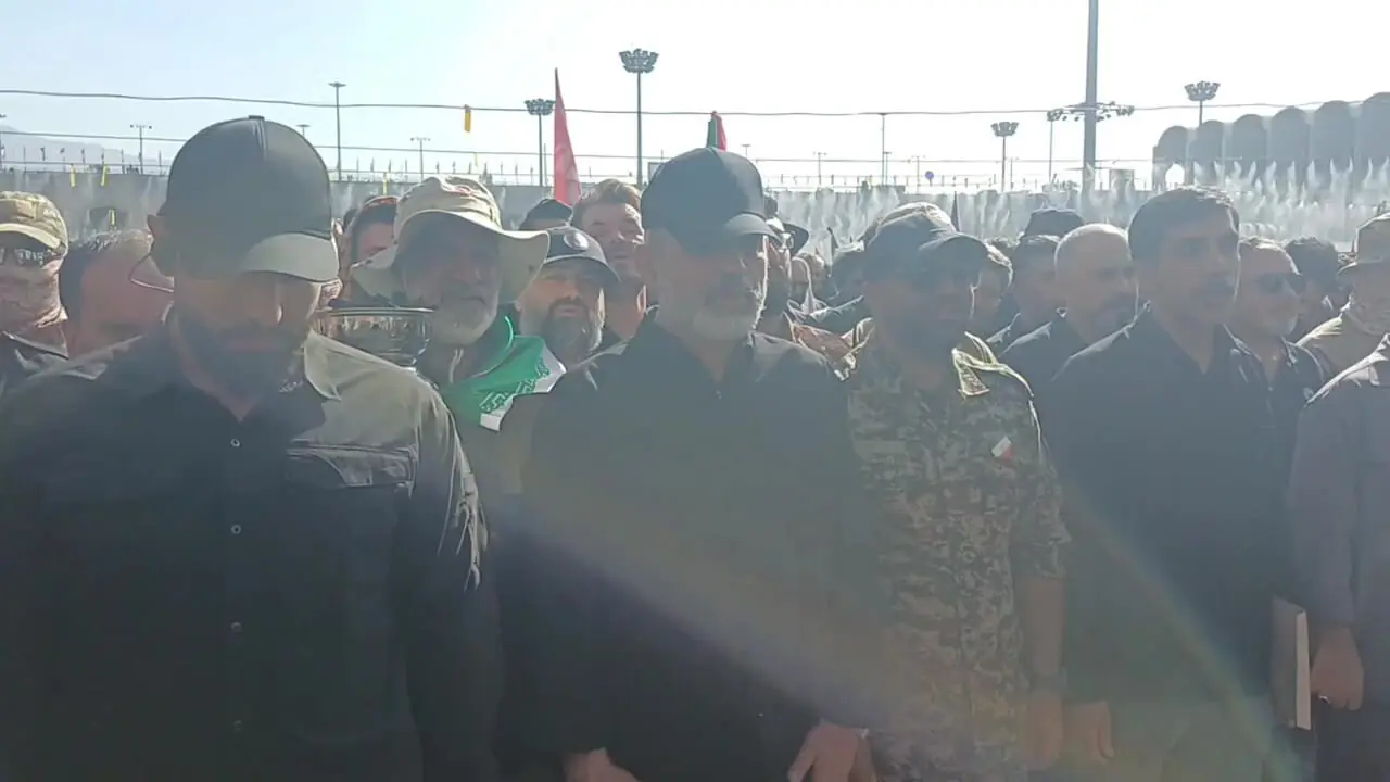 حضور سردار وحیدی در صف اول نماز بر پیکر رهبر انقلاب