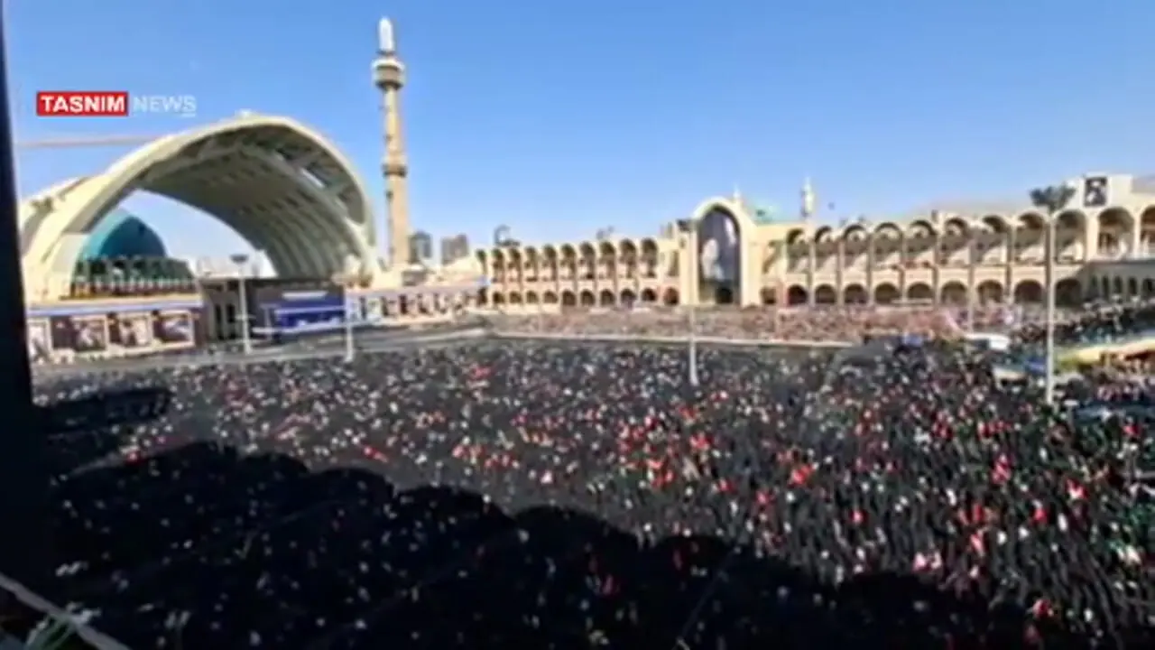 نمای کلی از اقامه نماز بر پیکر رهبر شهید امت و خانواده شهید ایشان
