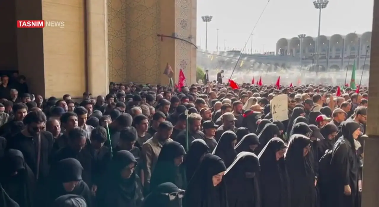 اشک‌های نمازگزاران هنگام اقامه نماز بر پیکر رهبر شهید و خانواده ایشان
