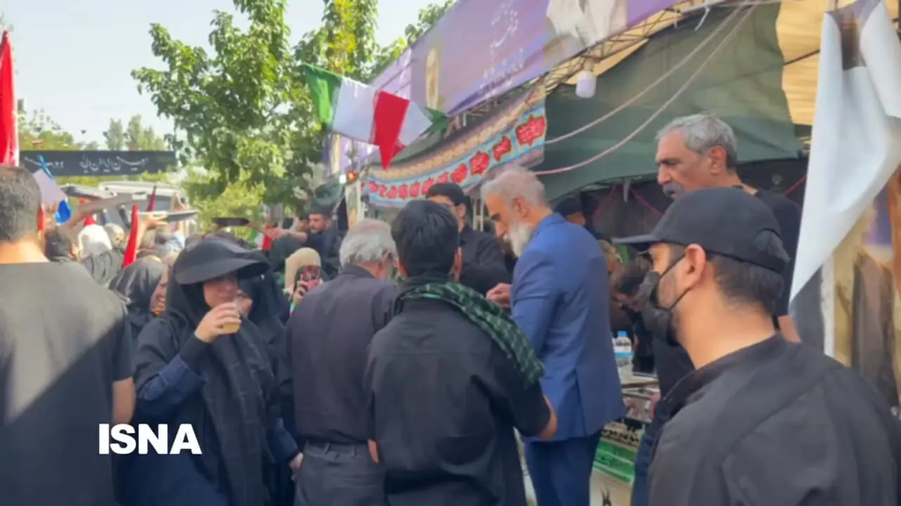 خدمتگزاری موکب‌ها به زائران در نزدیکی مترو مفتح