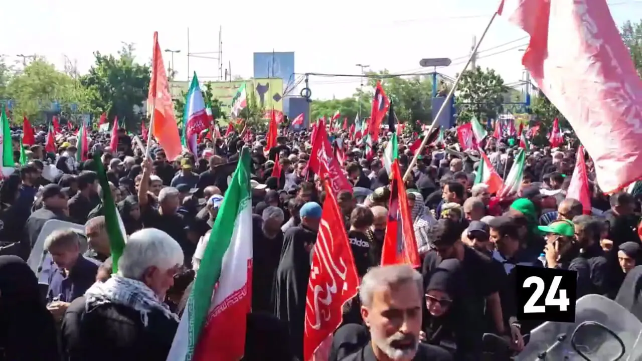 ازدحام جمعیت در مراسم وداع با رهبر شهید ضلع شمالی مصلای تهران