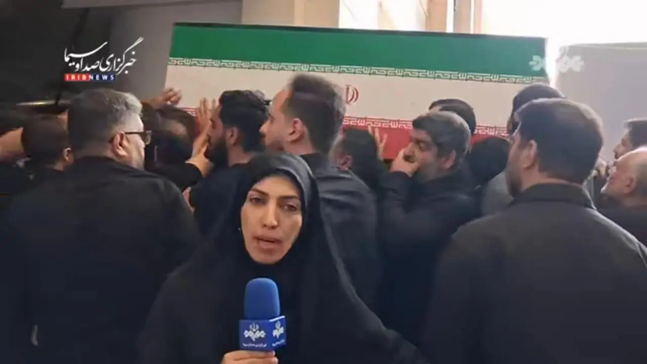 رهبر شهیدم به امید دیدار، تابوت پیکر مطهر بر دوش مردم