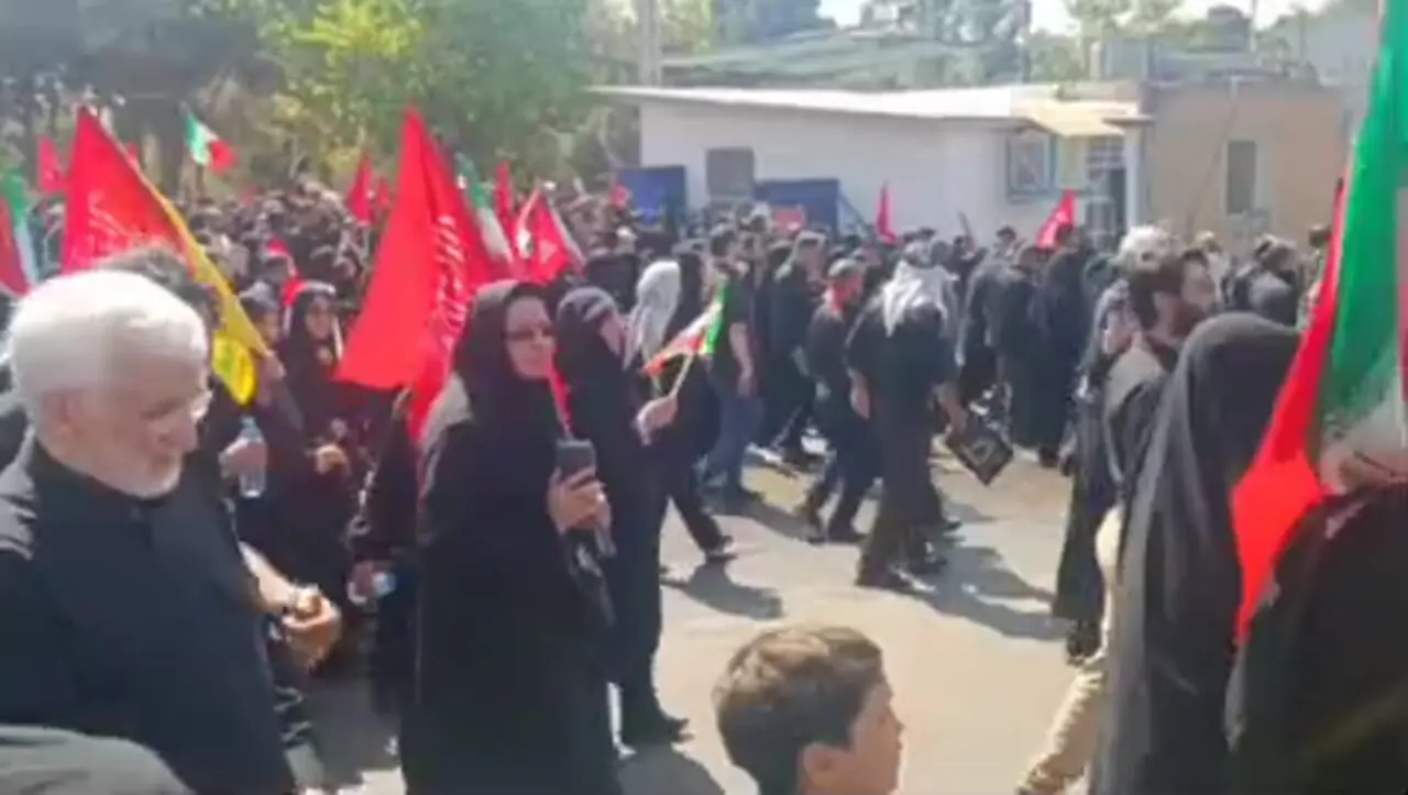 حضور سعید جلیلی بین نمازگزاران امروز بر پیکر امام شهید در خیابان شهید بهشتی تهران
