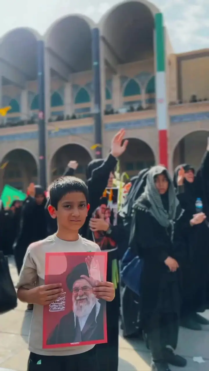 آقاجان! از کودک عروسک به دست تا مادر و پدرها و پدربزرگ مادربزرگ ها؛ همگی برای خداحافظی آمده بودند