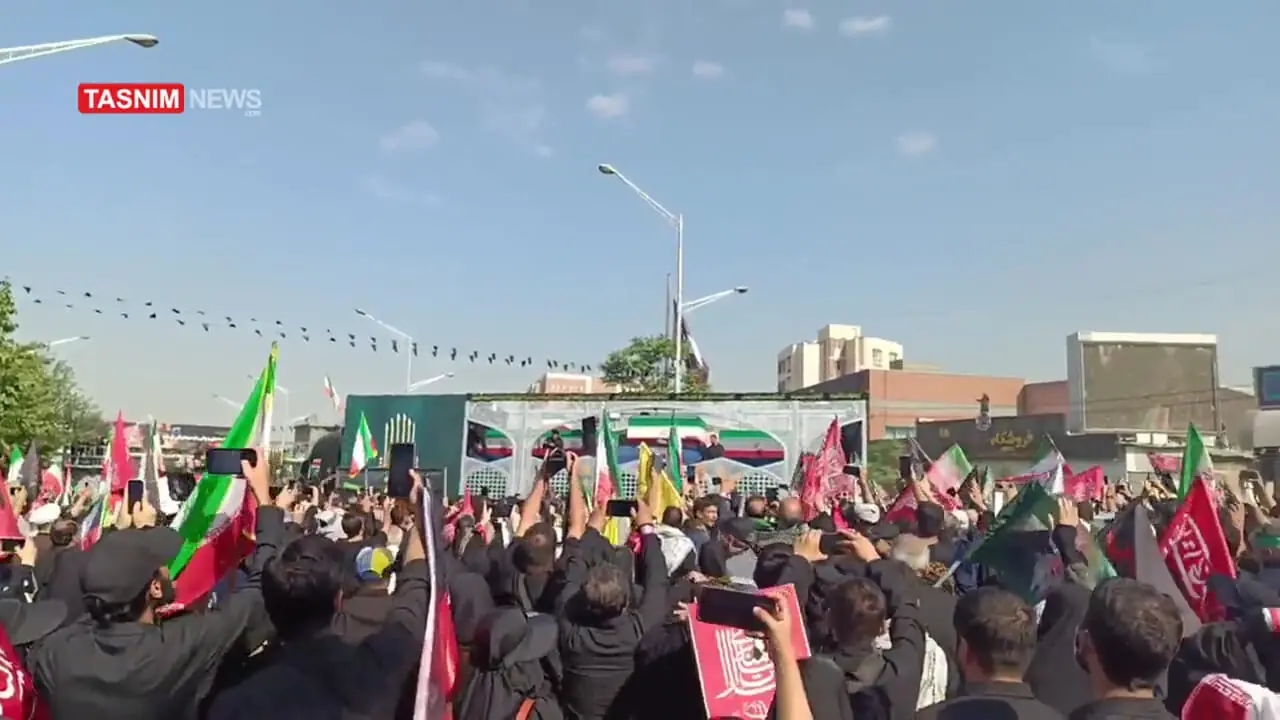 خودرو حامل پیکر مطهر قائد شهید هم اکنون در خیابان آزادی در حال حرکت به سمت میدان آزادی