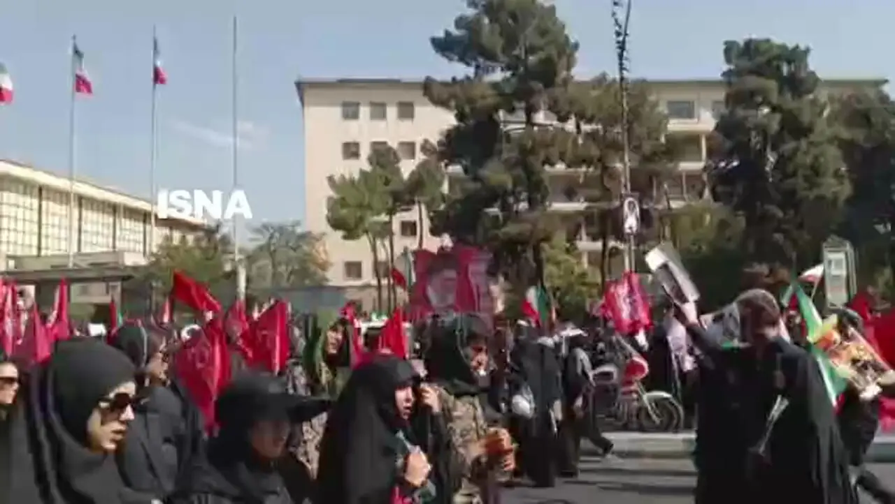 درخواست مسئولان برگزاری آیین تشییع از عزاداران برای عدم توقف در میدان انقلاب