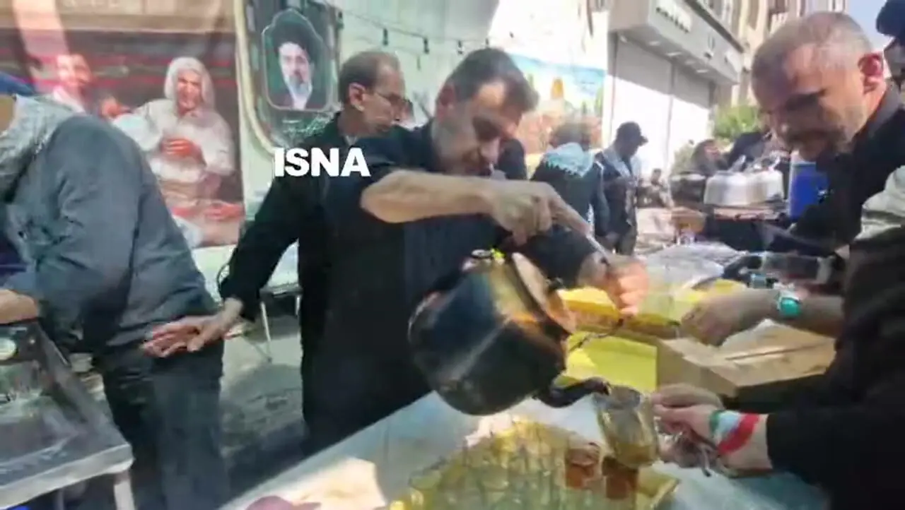خدمت‌رسانی به زائران مراسم تشییع پیکر رهبر شهید با چای عراقی - موکب مرکزی محمد رسول الله