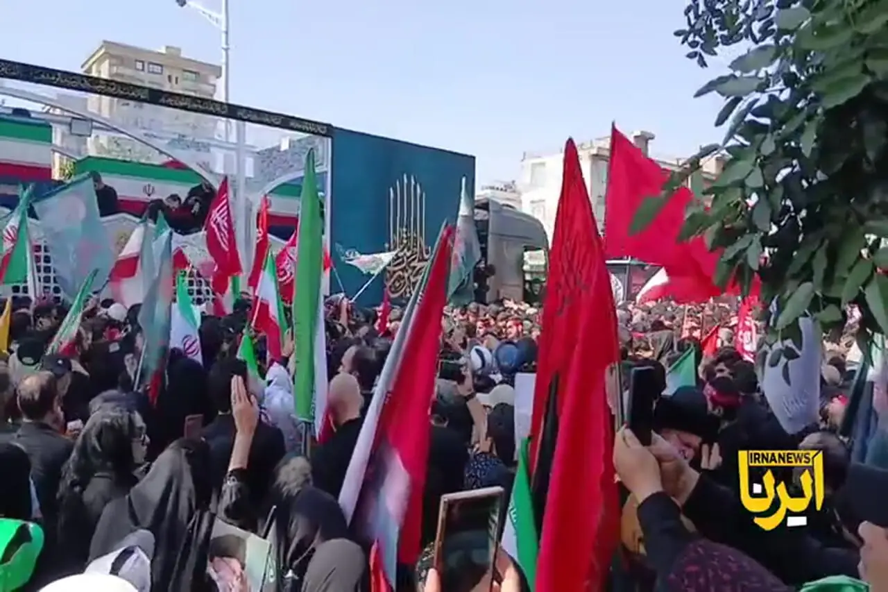 توقف خودرو برای رسیدن سایر عزاداران از خیابان‌های منتهی به میدان انقلاب به سمت خیابان آزادی
