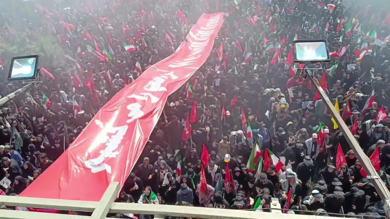 بنر چند متری در دستان مردم حاضر در تشییع امام شهید: ترامپ را می‌کشیم