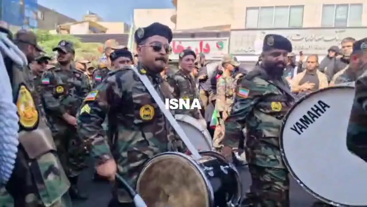 دانشجویان دانشگاه امام علی ارتش در میدان انقلاب