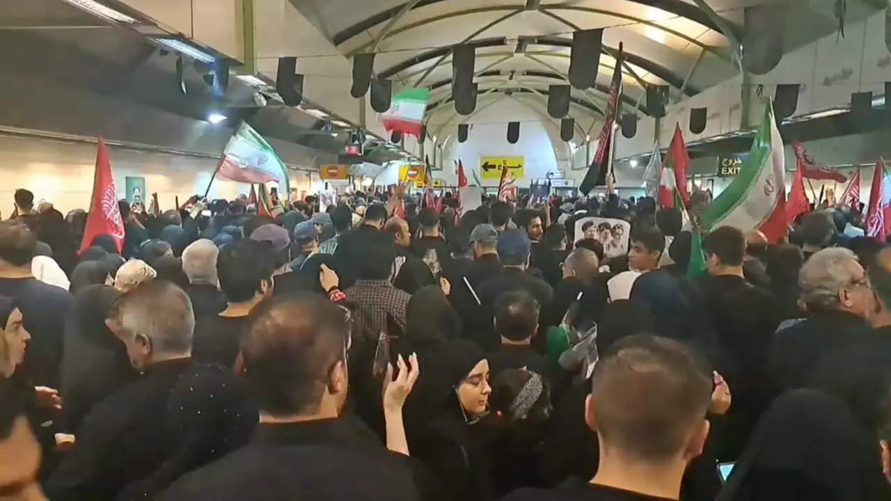 هم اکنون حضور انبوه جمعیت در ایستگاه مترو حبیب اللهی با شعار مرگ بر آمریکا و مرگ بر اسرائیل