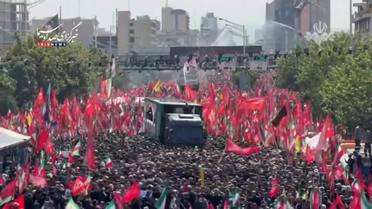 ازدحام مردم به حدی است که خودرو حامل پیکر مطهر رهبر شهید انقلاب و اعضای خانواده شهیدشان امکان حرکت ندارد
