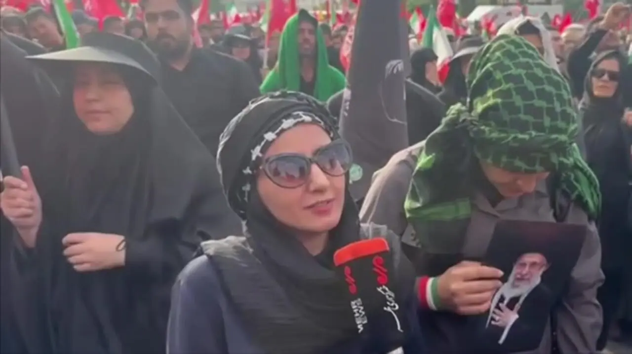 دختر باید در مراسم پدرش باشد، از اصفهان آمده ایم؛ مراسم تشییع پیکر آقای شهید ایران