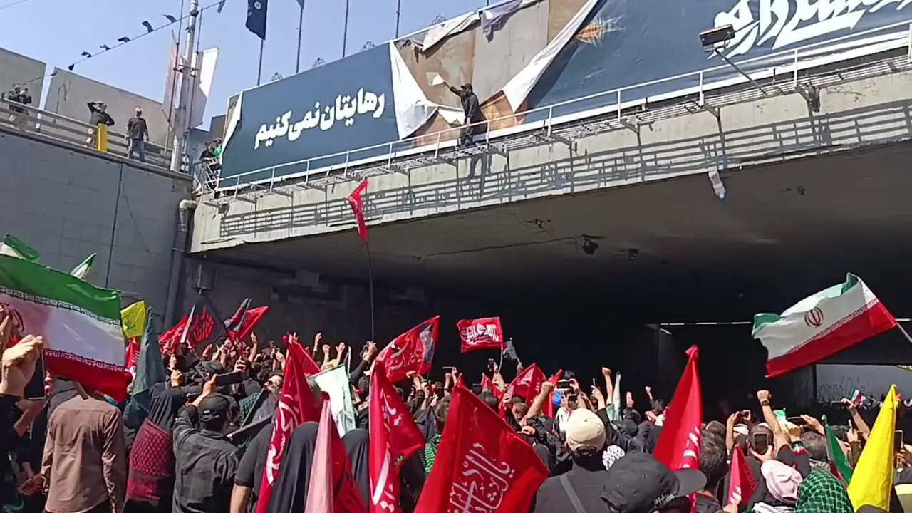 مردم در تشییع آقای شهید ایران به شیطان بزرگ سنگ زدند و عکسش را پاره کردند