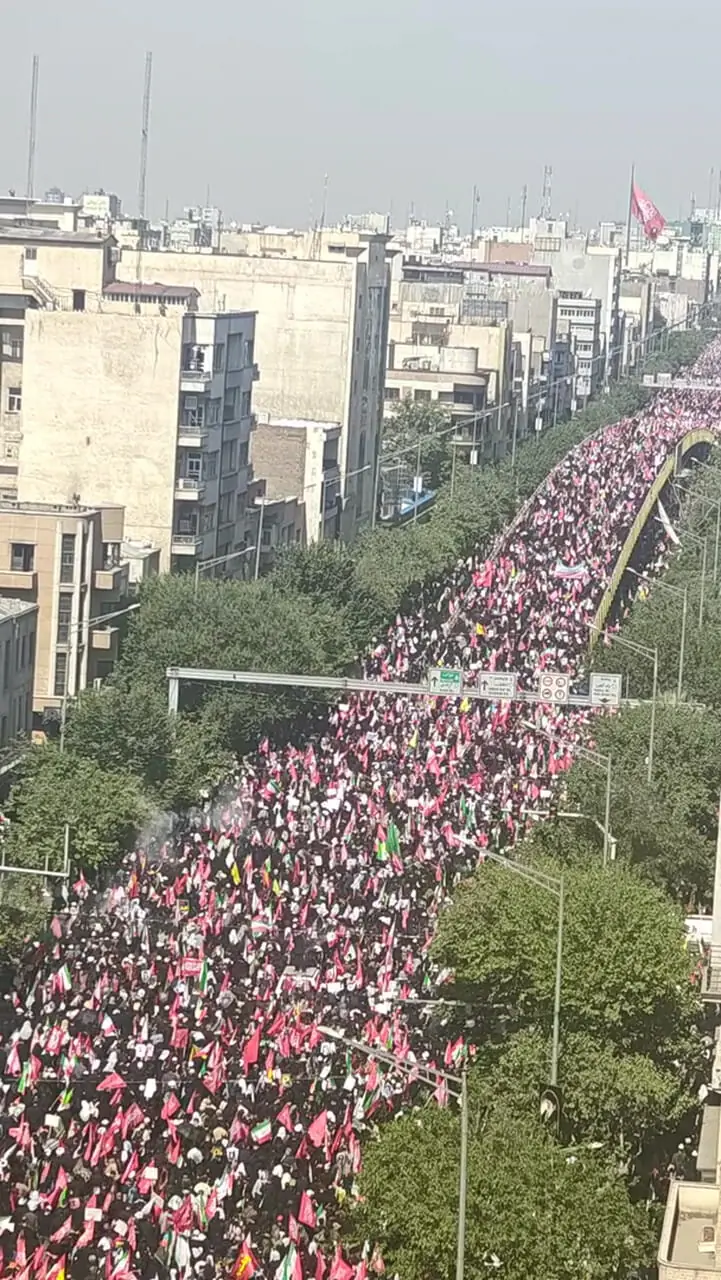 نمایی از پل کالج در خیابان انقلاب اسلامی؛ مراسم تشییع پیکر مطهر «آقای شهید ایران» و شهدای خانواده ایشان