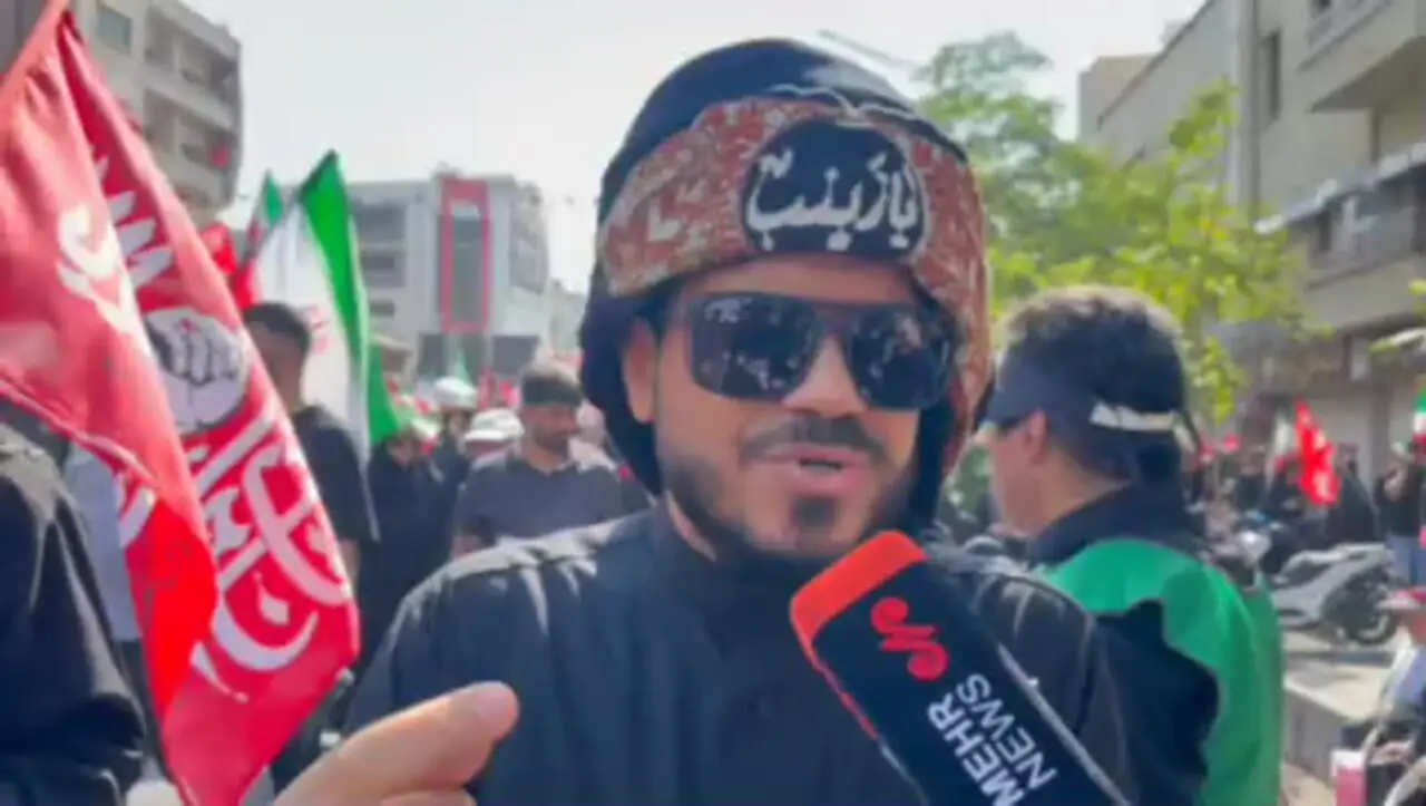 شعرخوانی یک عرب زبان برای رهبر شهید و شهید قاسم سلیمانی؛ مراسم تشییع پیکر مطهر «آقای شهید ایران» و شهدای خانواده ایشان