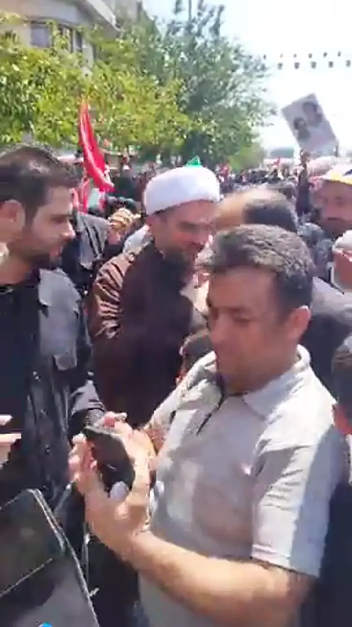 پدر زهرای ۱۴ ماهه در مراسم تشییع همسر و فرزندش به‌همراه امام مجاهد و شهید انقلاب