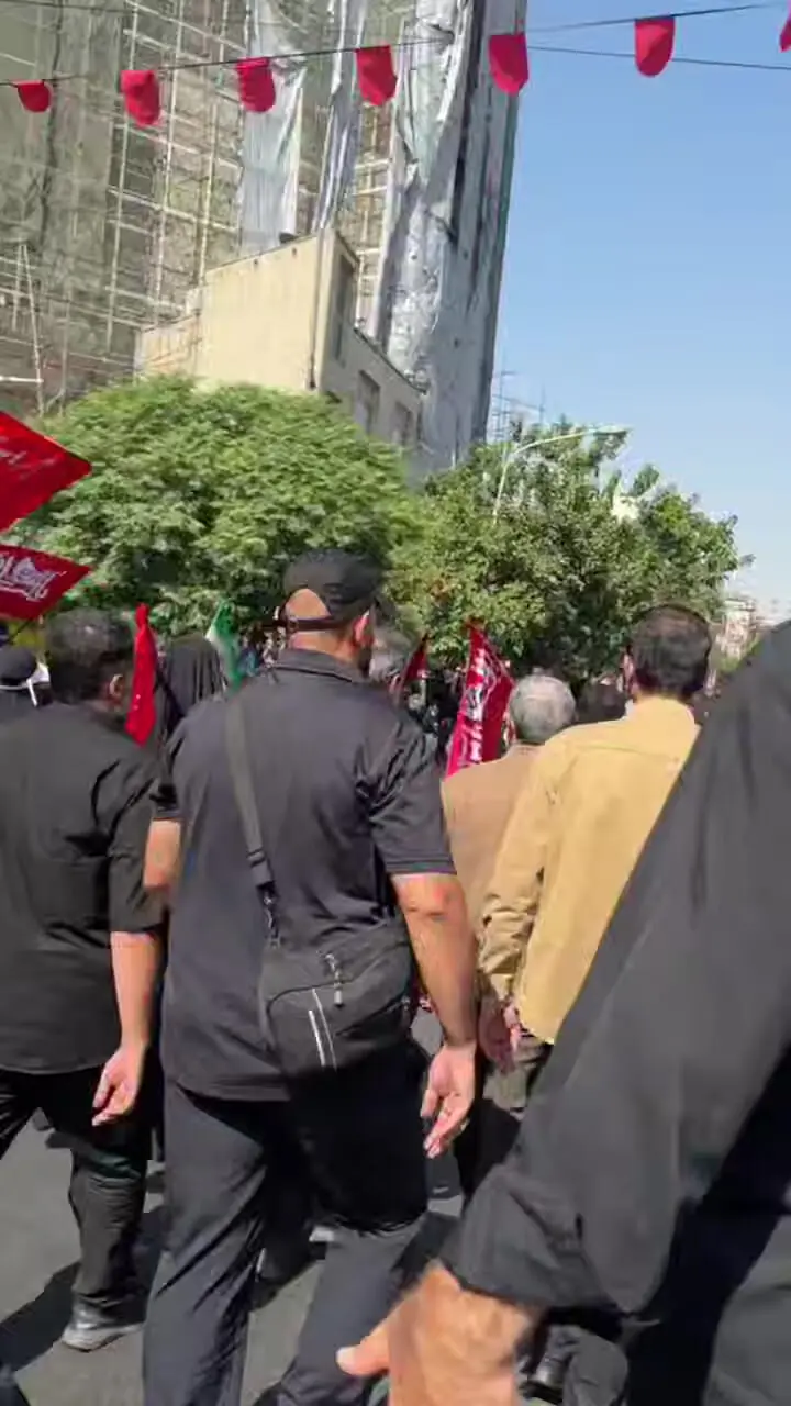 حضور احمدی‌نژاد در مراسم تشییع رهبر شهید انقلاب