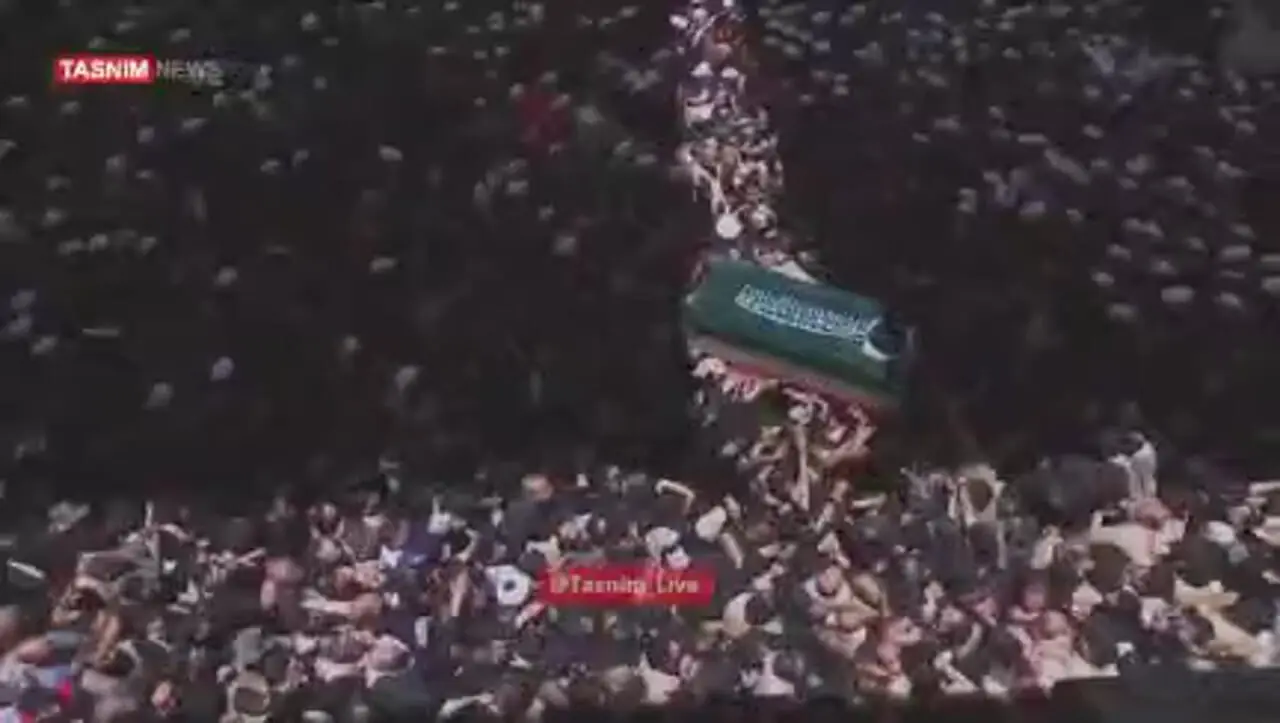 تصاویری از تشییع بینظیر امام شهید در حرم مطهر امیرالمومنین (ع)