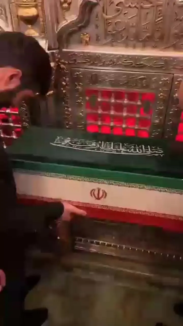 لحظه ورود پیکر نوه ۱۴ ماهه آقای شهید ایران به بارگاه حضرت علی (ع)