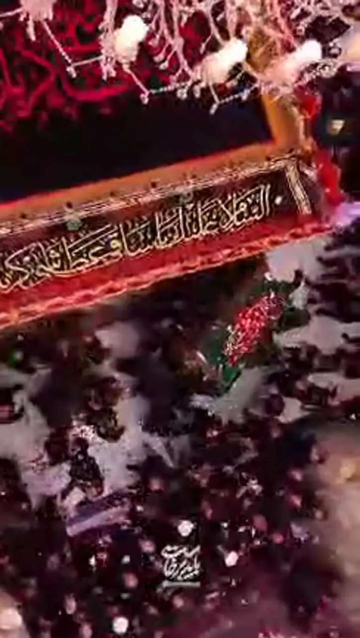 نمایی خاص از طواف پیکر رهبر شهید انقلاب بر گرد ضریح حضرت اباالفضل العباس(ع)