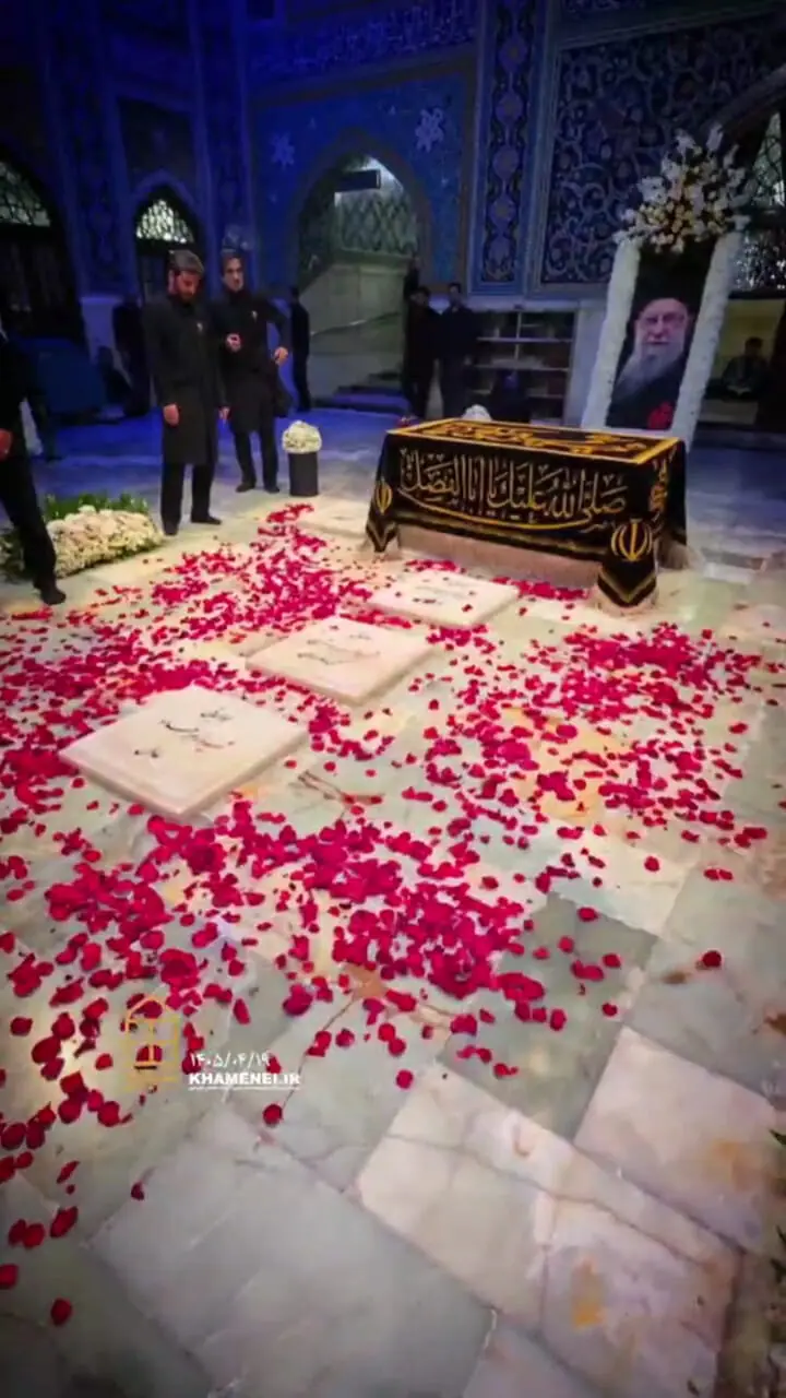 تصاویری از مزار مطهر رهبر شهید انقلاب اسلامی در رواق دارالذکر حرم امام رضا(ع)