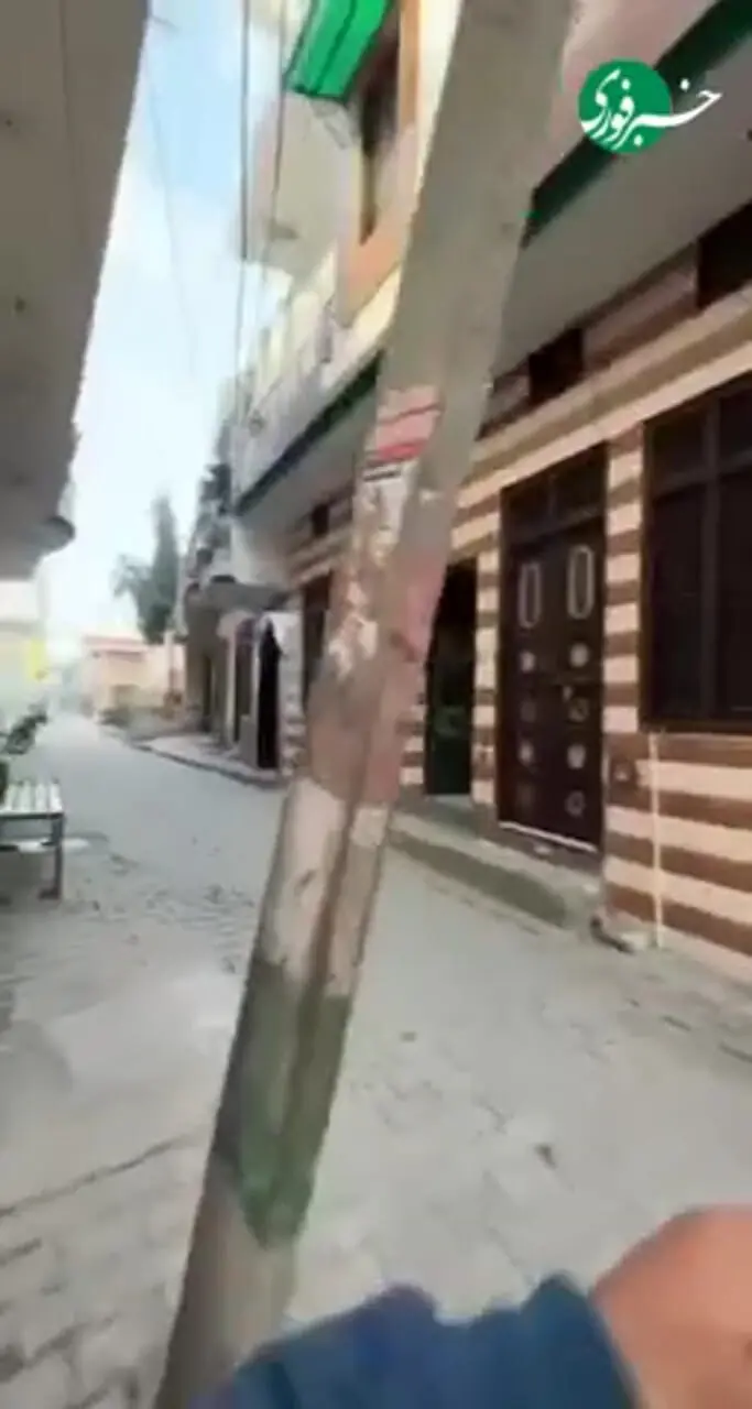 دقت شگفت انگیز راننده پیک هندی در پرتاب روزنامه