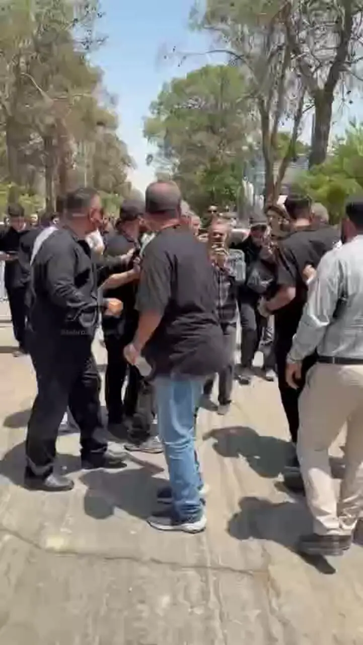 رفتار زشت برخی از مردم در مراسم تشییع اکبر عبدی